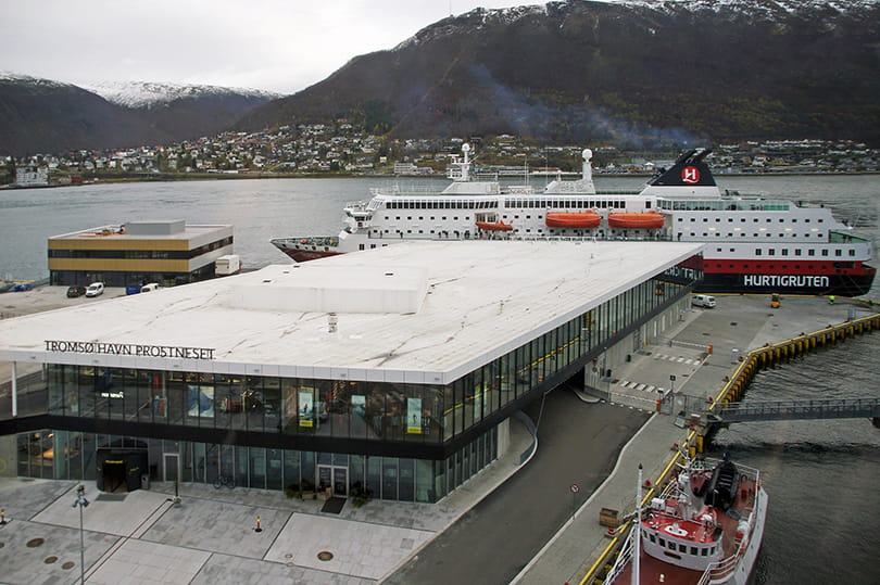 Tromsø hamnterminal fungerar som ankomsthall för Hurtigrutten.