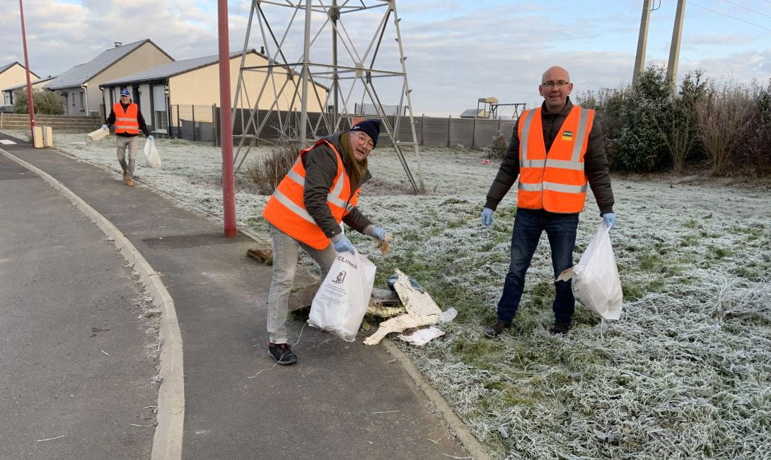 Finimetal volunteer work litter cleaning Biache